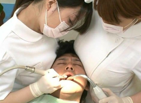 歯医者で巨乳に挟まれる